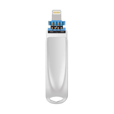 Silberner TYPE C USB 3 in einem mit USB 2.0 USB 3.0 und Typ C-Anschluss