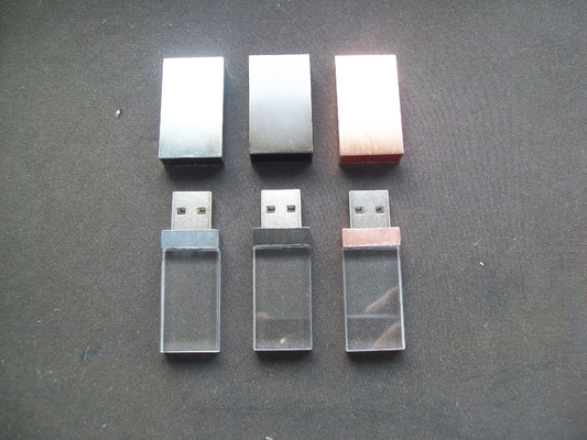 Kristall-USB Innen mit LED-Licht bei der Arbeit LED-Licht glänzend