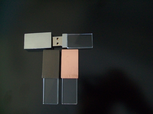 Kristall-USB Innen mit LED-Licht bei der Arbeit LED-Licht glänzend
