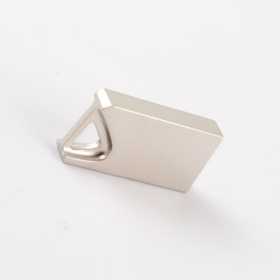 Kann mit individuellem Logo versehen werden. USB-Stick aus Metall, USB 2.0, Schreibgeschwindigkeit 4 bis 10 MB, USB 3.0, Geschwindigkeit 10 bis 30 MB, Massenzeit 4 bis 5 Tage