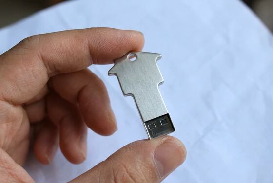 Perlenkette Metall USB-Flash-Laufwerk Silber Kompaktes Speichergerät Betriebstemperatur Minus 50 bis Plus 80 Grad Ideal für Geschäfte