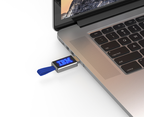 Asphaltieren Sie gravierendes Licht Logo Withs LED Usb-Memorystick-2,0 beim Ablesen am Computer