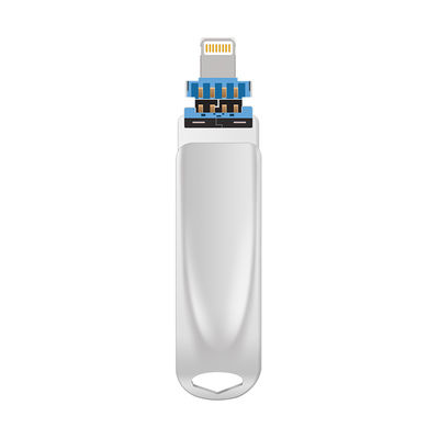 Silberner TYPE C USB 3 in einem mit USB 2.0 USB 3.0 und Typ C-Anschluss
